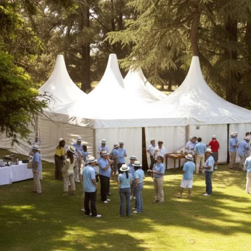 Evento corporativo al aire libre con carpas