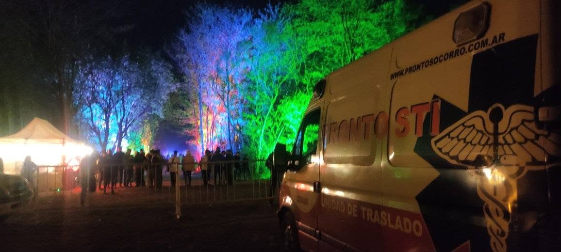 Ambulancia de Pronto Socorro dando cobertura en un evento nocturno